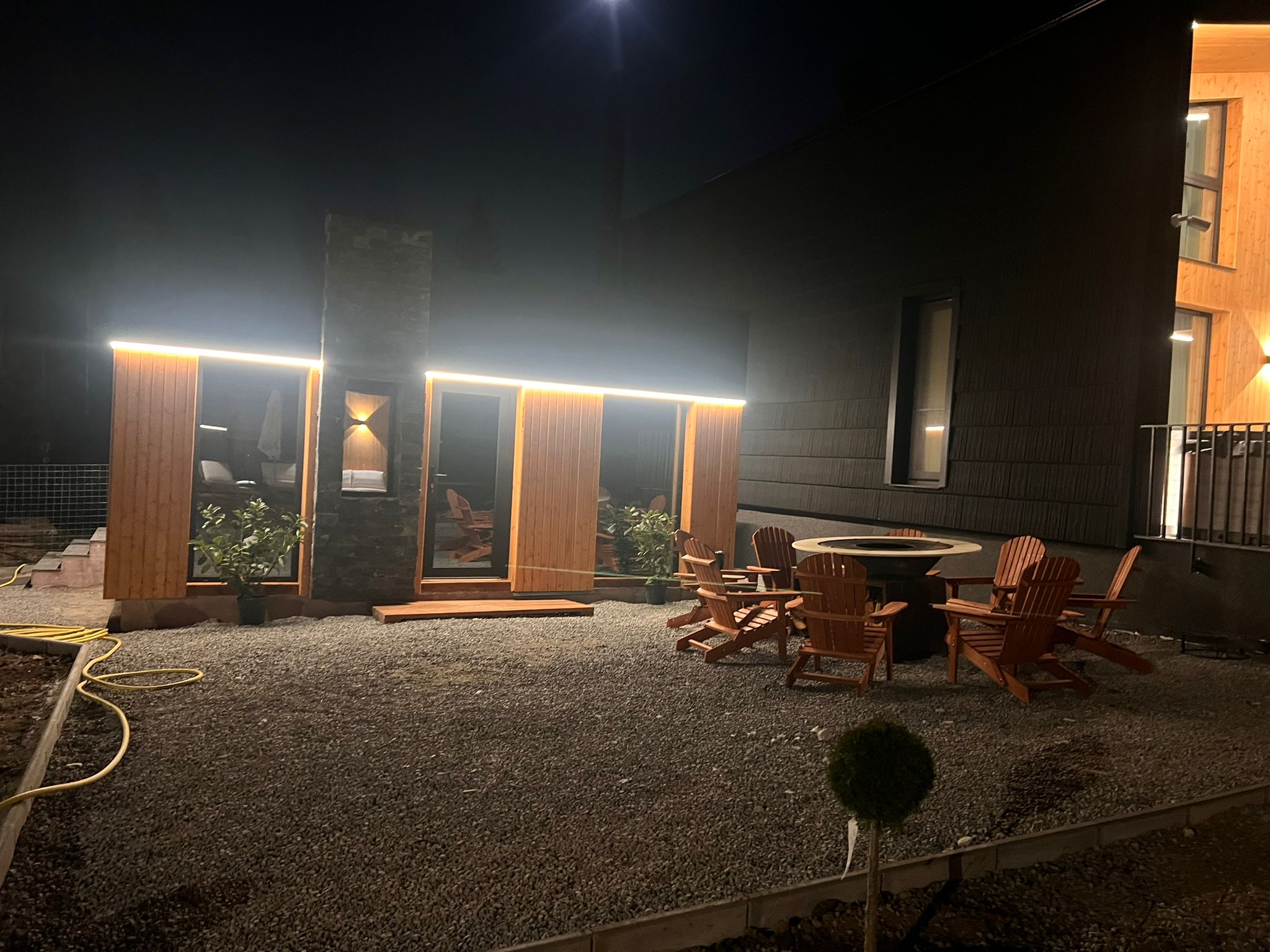 Arc Chalet Transylvania zona gratar noapte
