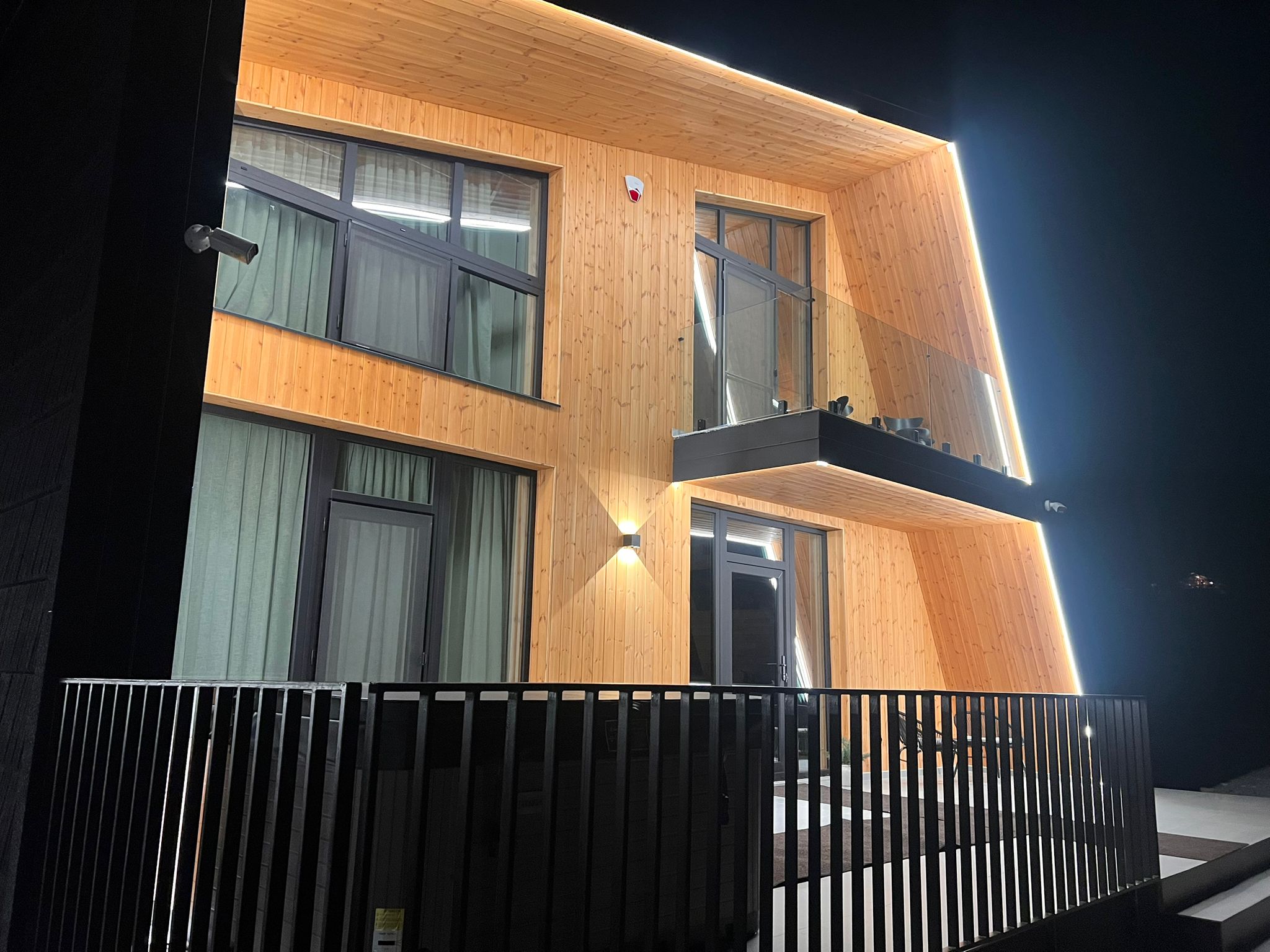 Arc Chalet Transylvania exterior noapte iluminat