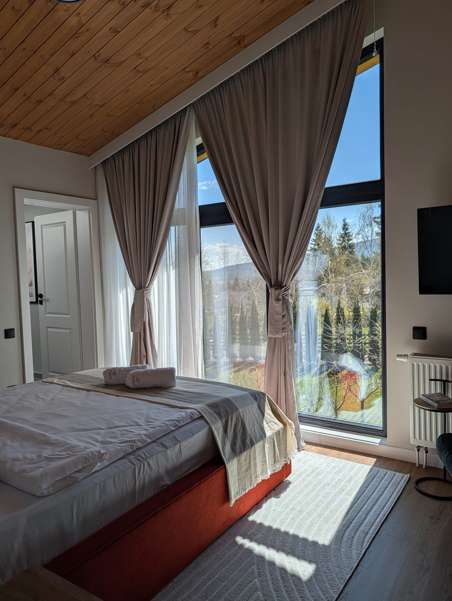 Arc Chalet Transylvania dormitor vedere munte