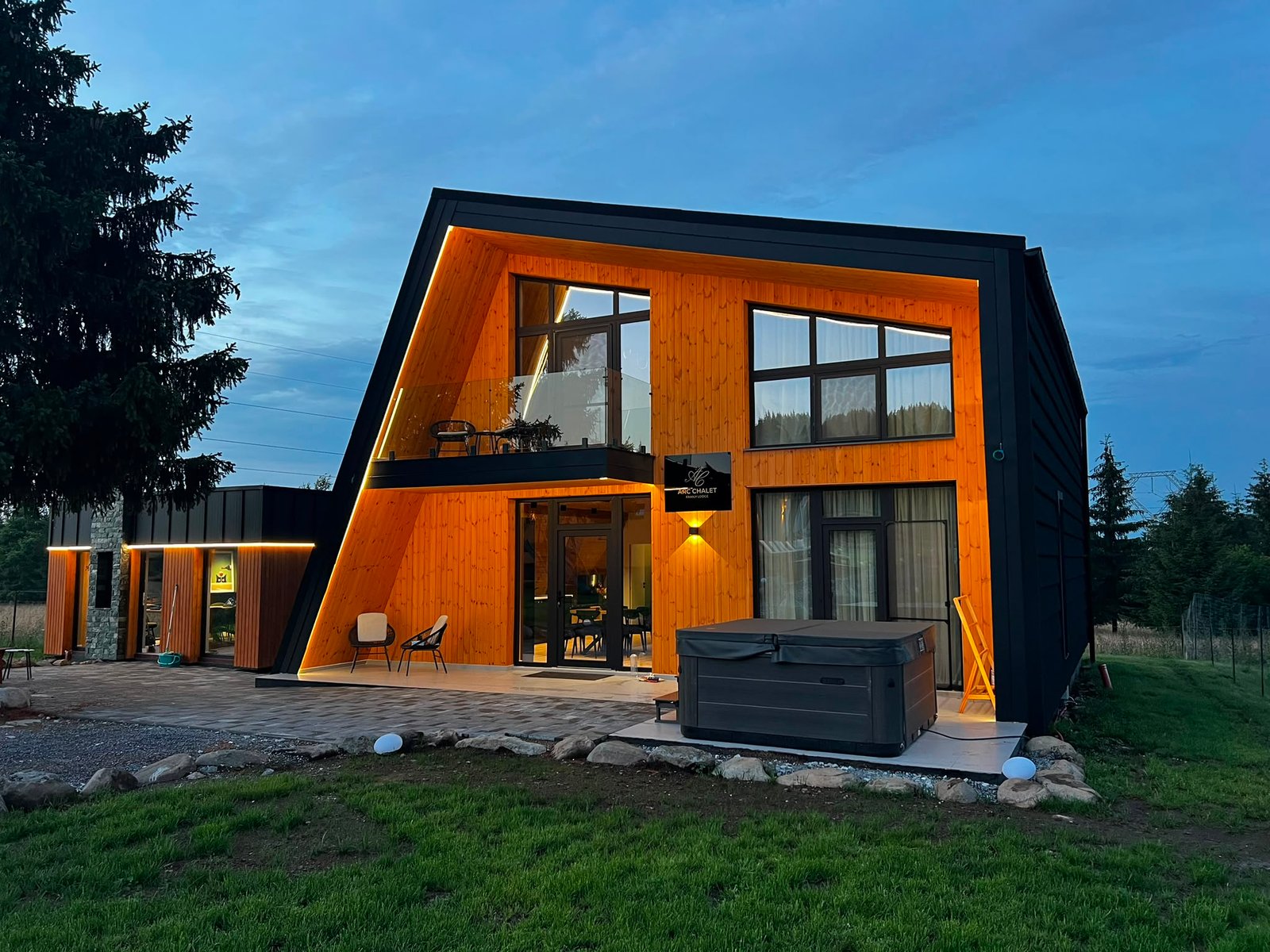 Family Lodge fațadă seară