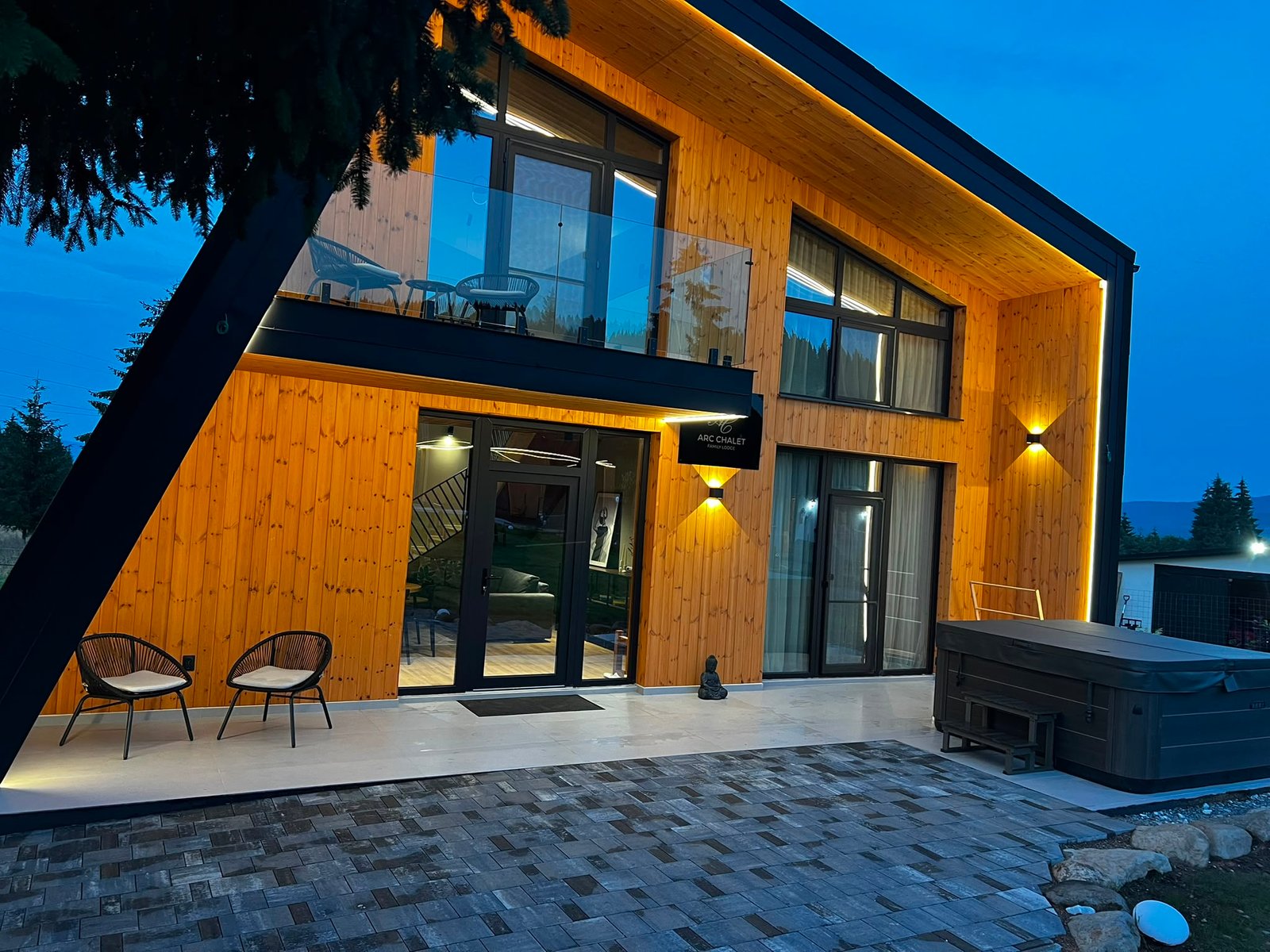 Family Lodge fațadă seară