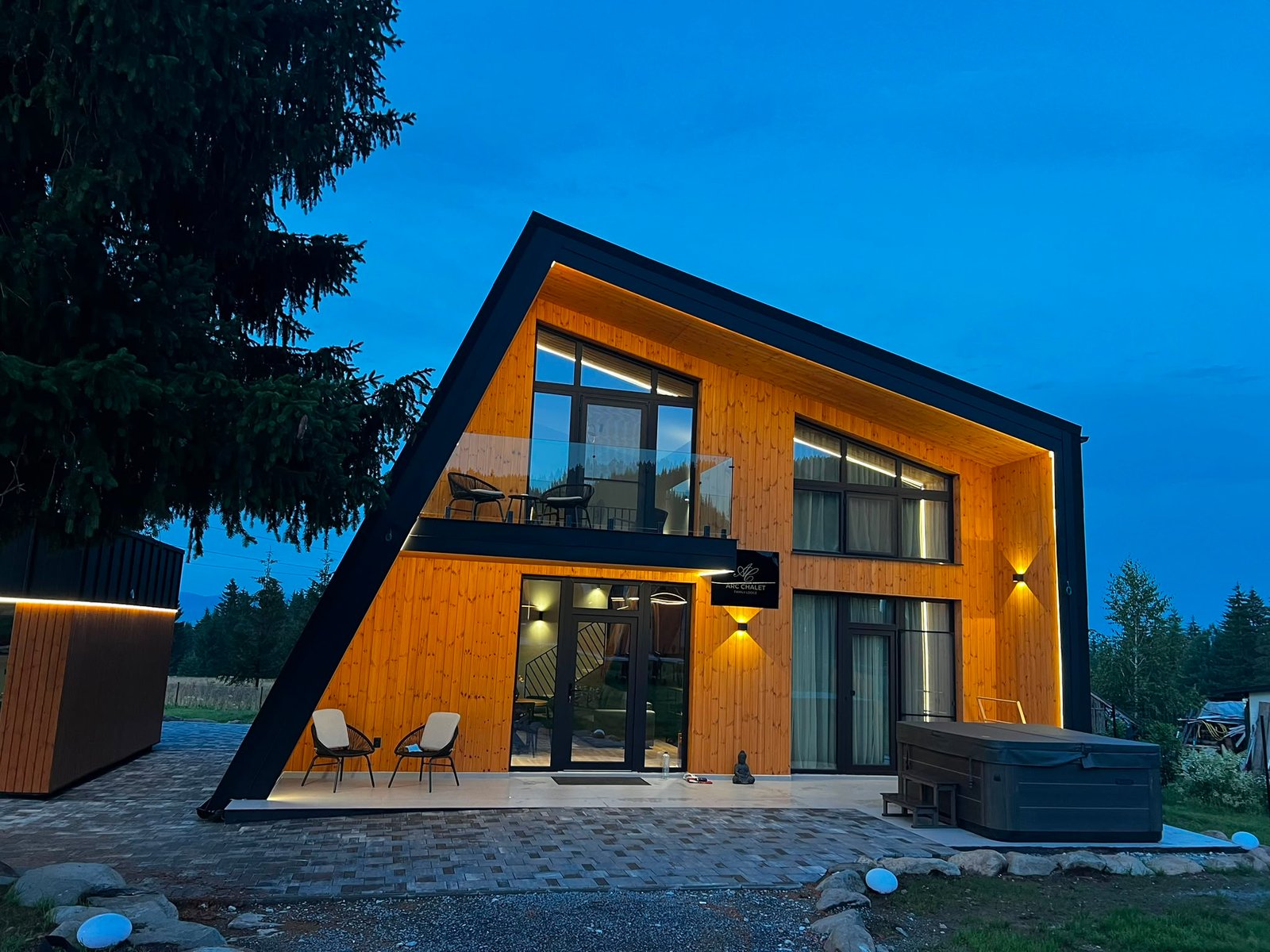 Family Lodge — fațadă seară